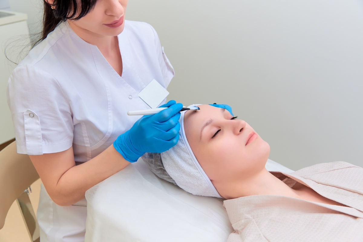Procedure carbon facial peeling in the clinic of laser cosmetology.