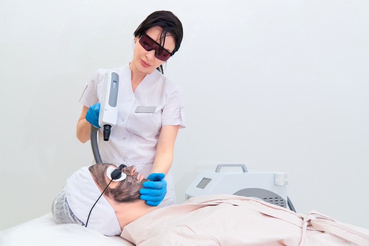 Procedure carbon facial peeling in the clinic of laser cosmetology.